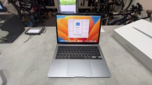 Macbook Air (m1, 2020) | M1 | 8GB RAM | 256GB SSD | De
mit Originalverpackung | Zyklen 27 | Zustand: Sehr Gut