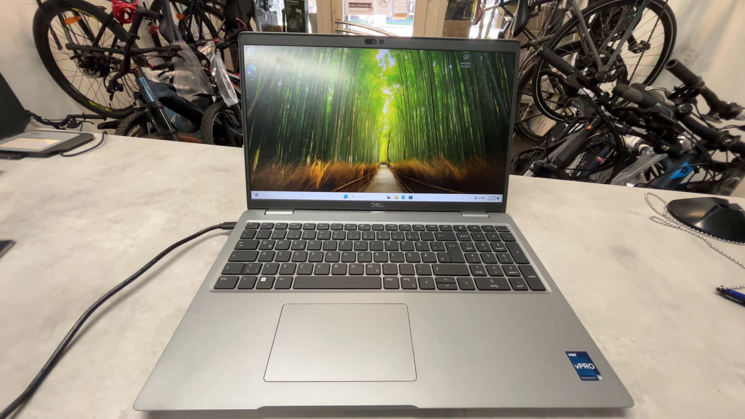 Dell Latitude 5540 (15.6" FHD), i5-1335U 16GB | 512GB SSD, Win 11 Pro, QWERTZ. Zerkratzt. Wichtig: BIOS-Passwort gesetzt! | Zustand: In Ordnung – Bild 2