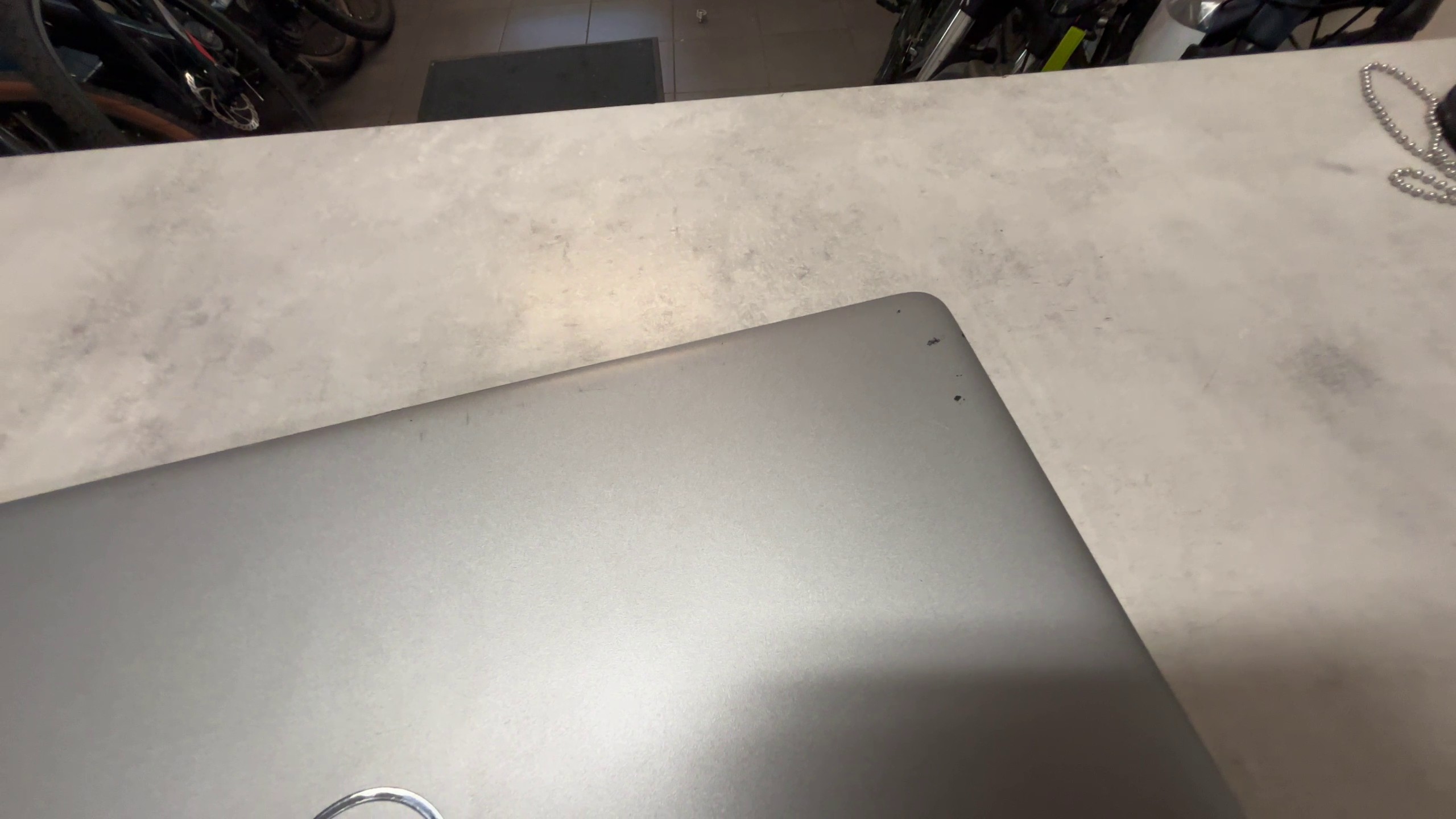 Dell Latitude 5540 (15.6" FHD), i5-1335U 16GB | 512GB SSD, Win 11 Pro, QWERTZ. Zerkratzt. Wichtig: BIOS-Passwort gesetzt! | Zustand: In Ordnung – Bild 6