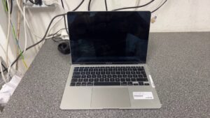 Apple MacBook Air 13" (2020), Quad-Core i5, 8GB | 512GB SSD, Intel Iris Plus, Zyklen: 218, QWERTZ | Zustand: Gut