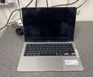 Apple MacBook Air 13" (2020), Quad-Core i5, 8GB | 512GB SSD, Intel Iris Plus, Zyklen: 218, QWERTZ | Zustand: Gut