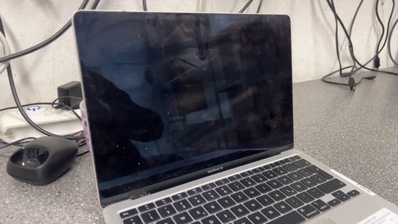 Apple MacBook Air 13" (2020), Quad-Core i5, 8GB | 512GB SSD, Intel Iris Plus, Zyklen: 218, QWERTZ | Zustand: Gut – Bild 3