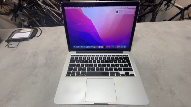 Macbook Pro 2015 13-inch  | i5 2 |7 GHz Dual-Core  |  8GB RAM DDR 3  |  128GB SSD  |  Anzahl der Zyklen 486  |  Mit Ladegerät  | Zustand: Gut – Bild 2