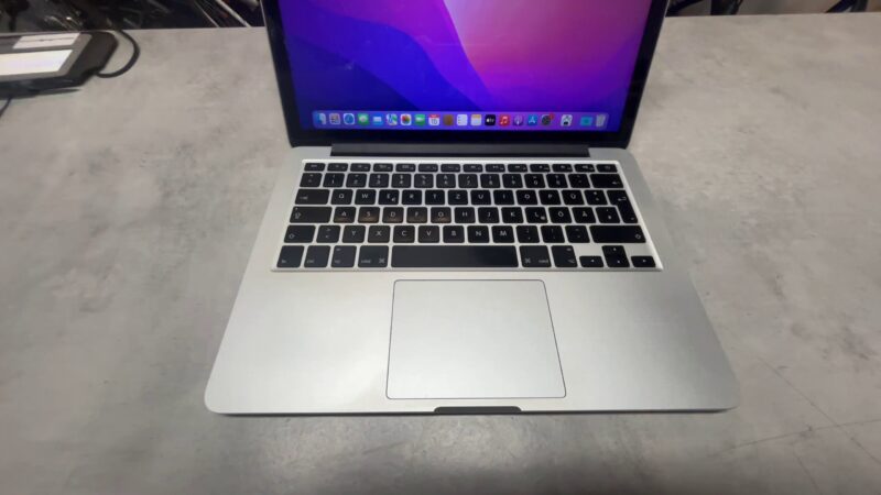 Macbook Pro 2015 13-inch  | i5 2 |7 GHz Dual-Core  |  8GB RAM DDR 3  |  128GB SSD  |  Anzahl der Zyklen 486  |  Mit Ladegerät  | Zustand: Gut – Bild 3