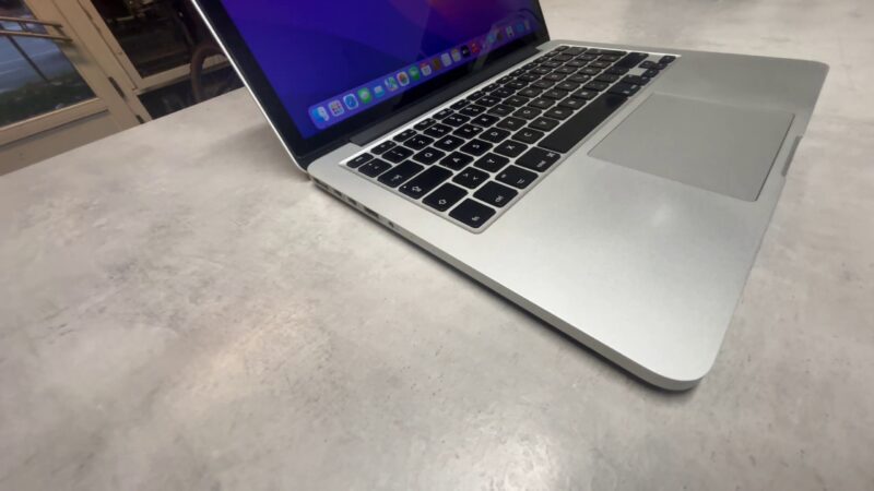 Macbook Pro 2015 13-inch  | i5 2 |7 GHz Dual-Core  |  8GB RAM DDR 3  |  128GB SSD  |  Anzahl der Zyklen 486  |  Mit Ladegerät  | Zustand: Gut – Bild 4