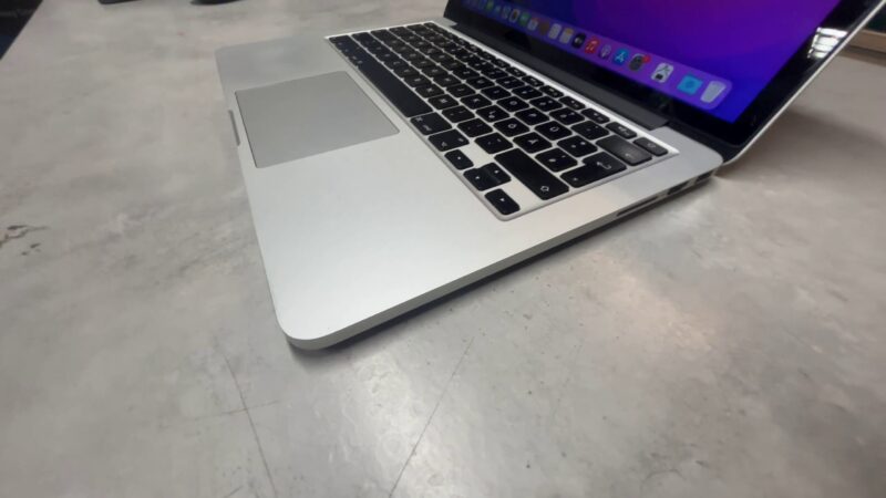 Macbook Pro 2015 13-inch  | i5 2 |7 GHz Dual-Core  |  8GB RAM DDR 3  |  128GB SSD  |  Anzahl der Zyklen 486  |  Mit Ladegerät  | Zustand: Gut – Bild 5