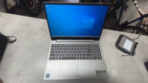 Lenovo Ideapad 330s 15,6" i5-8250U, 12 GB RAM | 256 GB SSD | QWERTZ | Silber. Guter Zustand, kl. Kratzer Gehäuserand. | Zustand: Sehr Gut