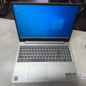 Lenovo Ideapad 330s 15,6" i5-8250U, 12 GB RAM | 256 GB SSD | QWERTZ | Silber. Guter Zustand, kl. Kratzer Gehäuserand. | Zustand: Sehr Gut