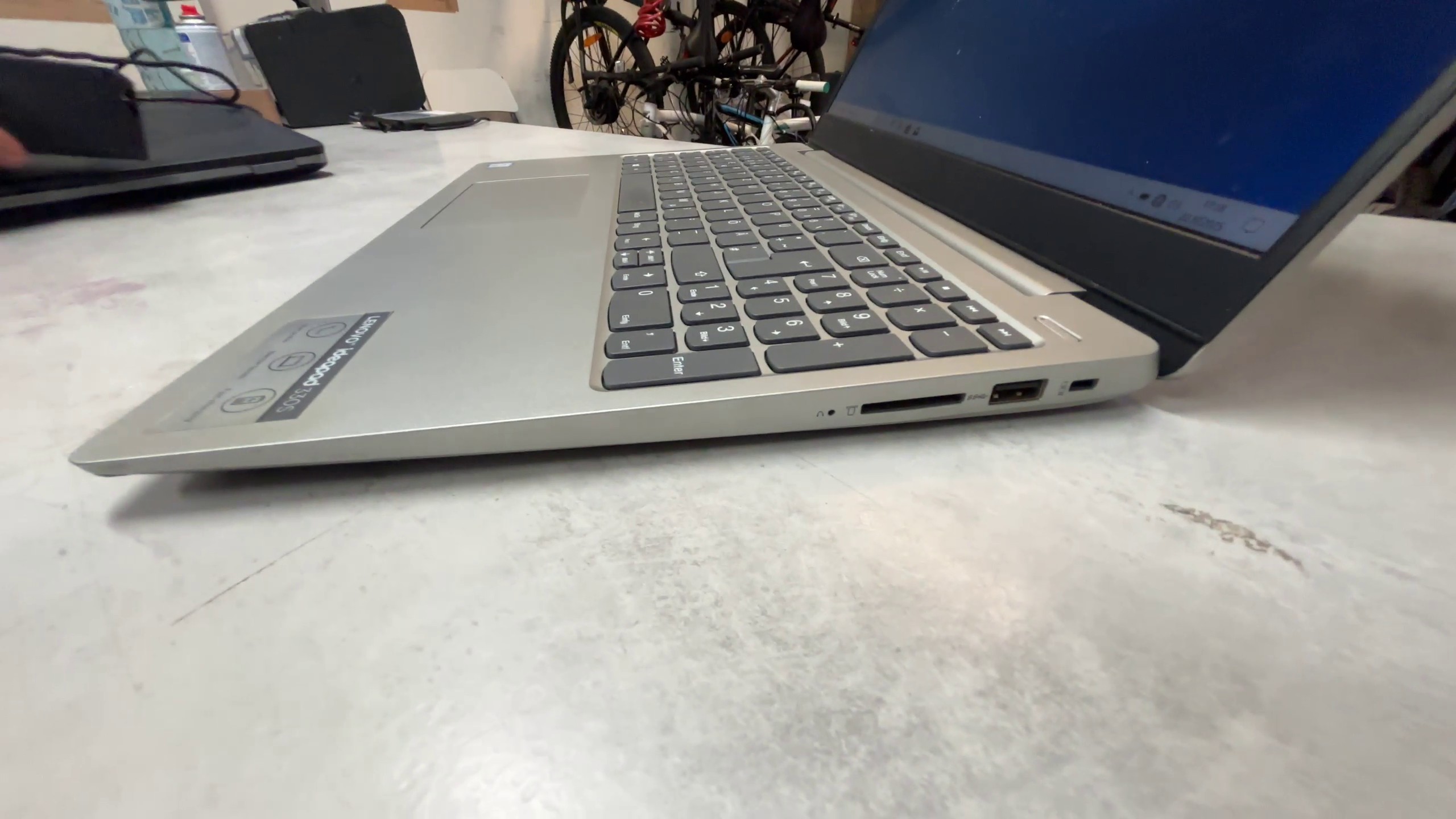 Lenovo Ideapad 330s 15,6" i5-8250U, 12 GB RAM | 256 GB SSD | QWERTZ | Silber. Guter Zustand, kl. Kratzer Gehäuserand. | Zustand: Sehr Gut – Bild 3