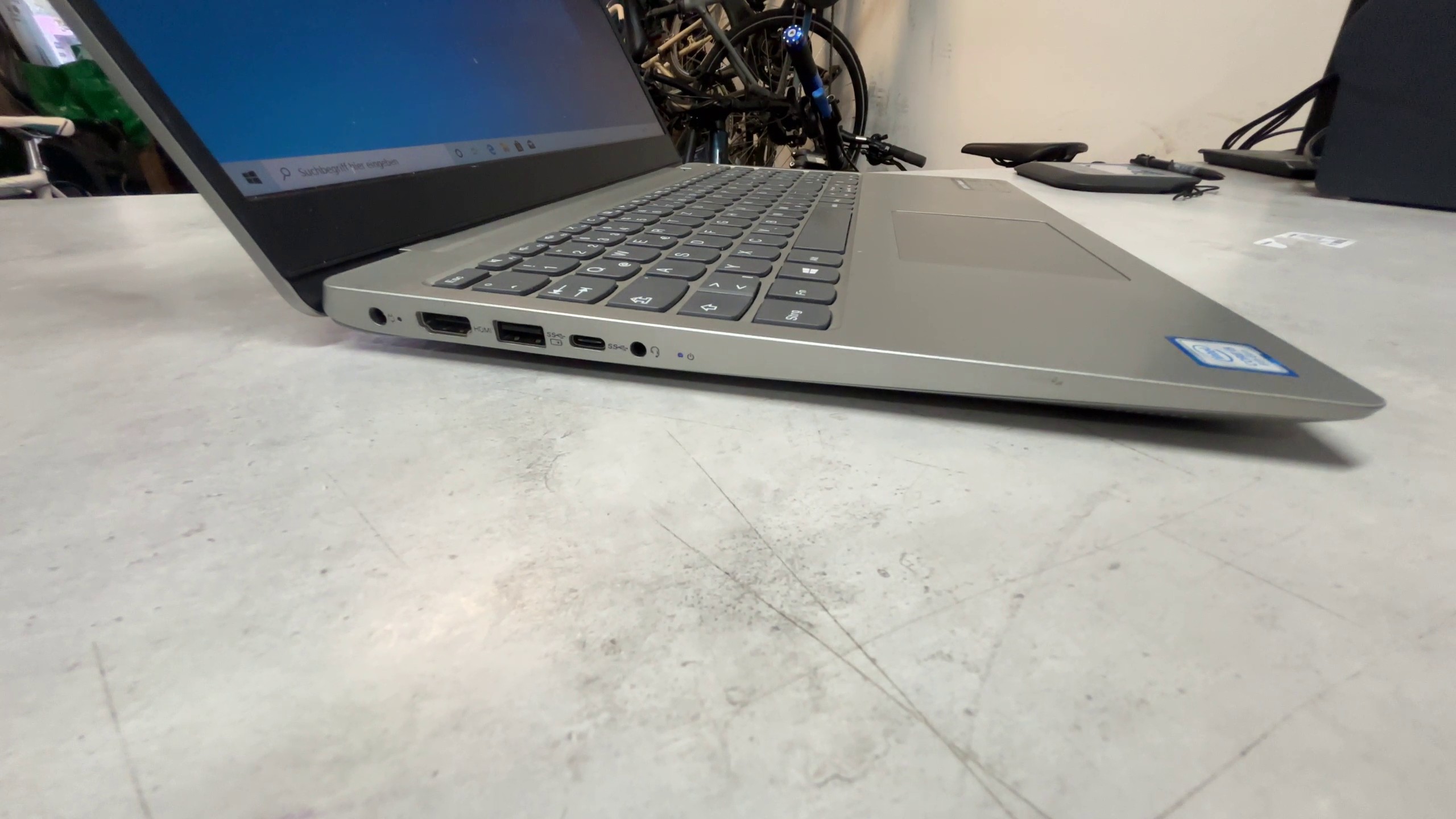 Lenovo Ideapad 330s 15,6" i5-8250U, 12 GB RAM | 256 GB SSD | QWERTZ | Silber. Guter Zustand, kl. Kratzer Gehäuserand. | Zustand: Sehr Gut – Bild 4