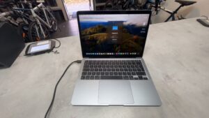Apple MacBook Air M1 (2020), Apple M1 Chip, 8GB | 256GB SSD, 13,3" Retina, 123 Zyklen, Space Grau, AZERTY-Tastatur, sehr guter Zustand. | Zustand: Sehr Gut