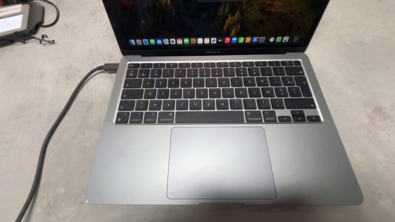 Apple MacBook Air M1 (2020), Apple M1 Chip, 8GB | 256GB SSD, 13,3" Retina, 123 Zyklen, Space Grau, AZERTY-Tastatur, sehr guter Zustand. | Zustand: Sehr Gut – Bild 2