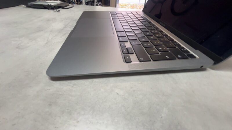 Apple MacBook Air M1 (2020), Apple M1 Chip, 8GB | 256GB SSD, 13,3" Retina, 123 Zyklen, Space Grau, AZERTY-Tastatur, sehr guter Zustand. | Zustand: Sehr Gut – Bild 3