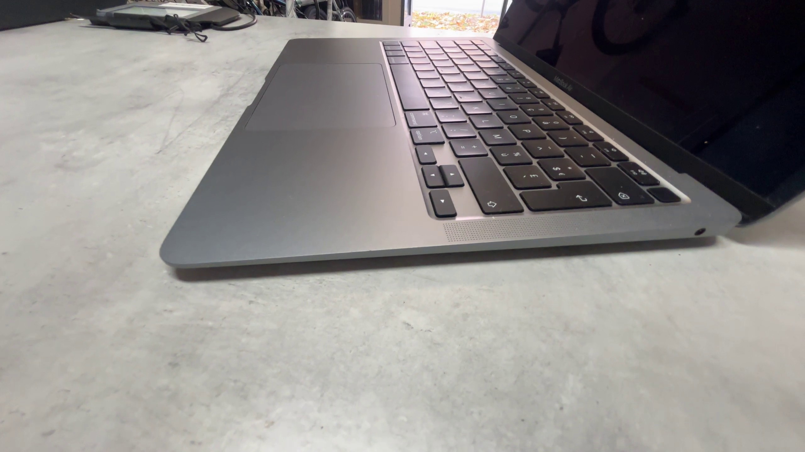 Apple MacBook Air M1 (2020), Apple M1 Chip, 8GB | 256GB SSD, 13,3" Retina, 123 Zyklen, Space Grau, AZERTY-Tastatur, sehr guter Zustand. | Zustand: Sehr Gut – Bild 3