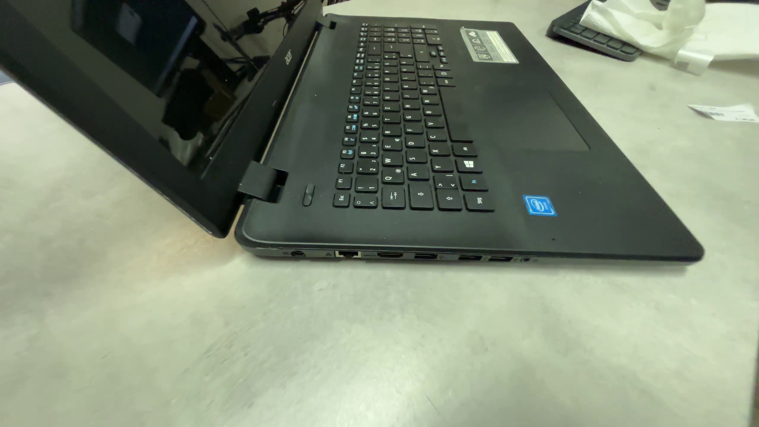 Acer Aspire ES 17, 17.3" HD+ | Celeron N3150 Quad Core | 4GB RAM | 500GB HDD | DVD-Brenner | Zustand: Gut – Bild 3