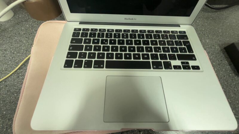 Macbook Air a1466 | Intel Core i5 |  8GB RAM | 128GB SSD |  Zyklen 283. Ladegerät  | Zustand: Gut – Bild 2