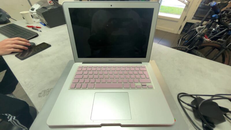 Macbook Air a1466 | Intel Core i5 |  8GB RAM | 128GB SSD |  Zyklen 283. Ladegerät  | Zustand: Gut – Bild 3