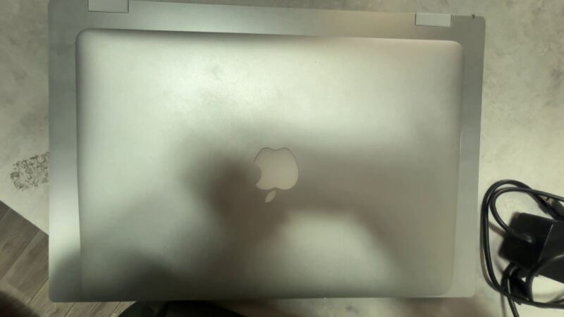 Macbook Air a1466 | Intel Core i5 |  8GB RAM | 128GB SSD |  Zyklen 283. Ladegerät  | Zustand: Gut – Bild 5
