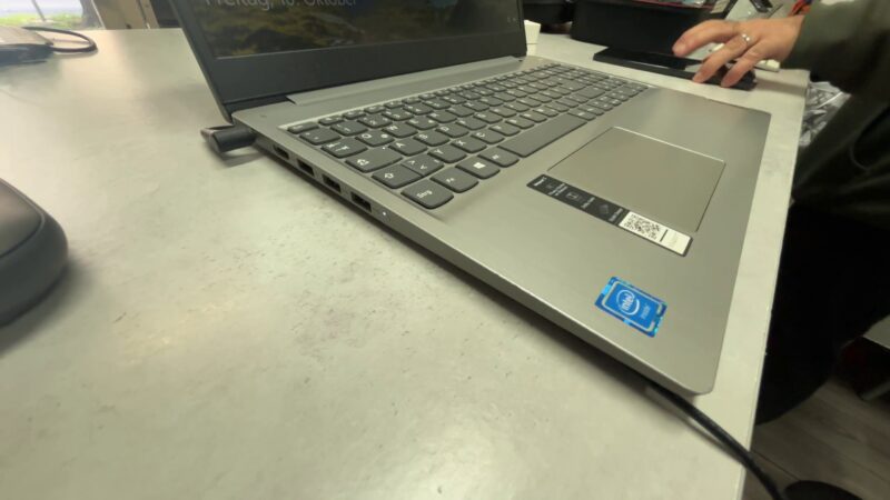 Lenovo Ideapad 3 15IGL05 |  |  Intel Celeron N4020  |  4GB Ram  | 128GB SSD  |  Windows 10 Home in S mode  |  Mit Ladegerät  | Zustand: Gut – Bild 3