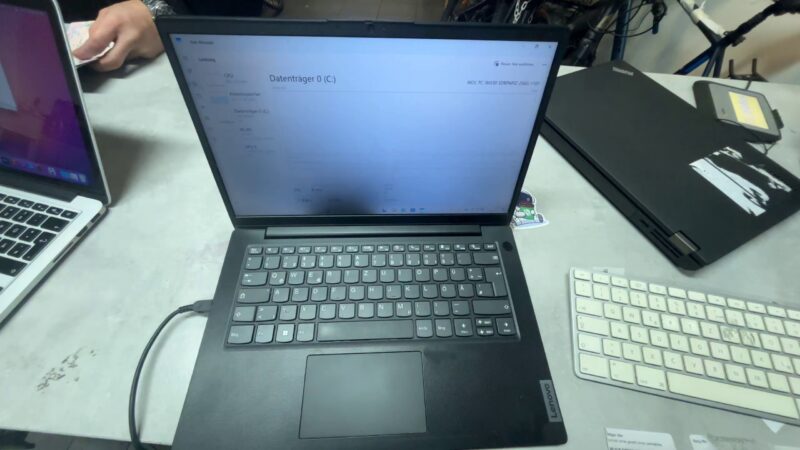 Lenovo v14g3. 12th gen | core i3-1215U | 8 GB RAM | 256 GB SSD |  Pixel Fehler. Windows 11 | Zustand: In Ordnung – Bild 2