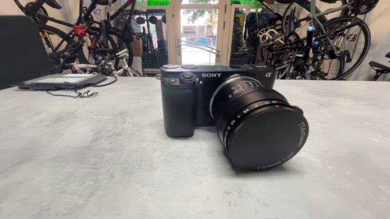 Sony  A6000 Kamera  | +1XAkku Mit Objektiv TTArtisan 50mm f1.2 L-Mount schwarz
Display Kratzer  | Zustand: Sehr Gut – Bild 3