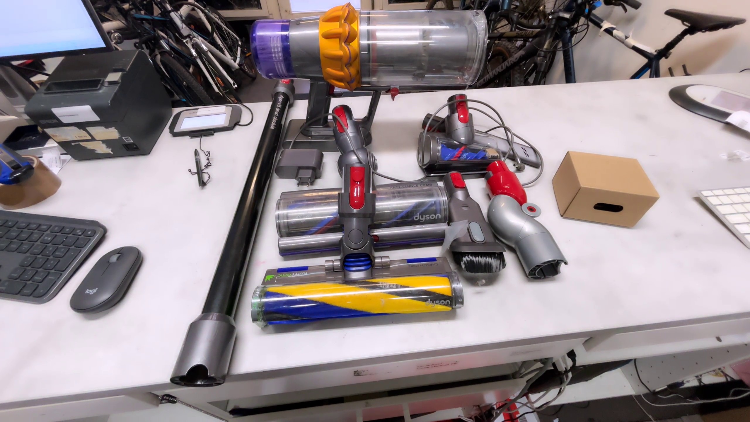 Dyson V15 Detect, Leistungsstarker Akkustaubsauger mit Ladegerät und 4 Zubehör-Aufsätzen. | Zustand: Gut – Bild 2