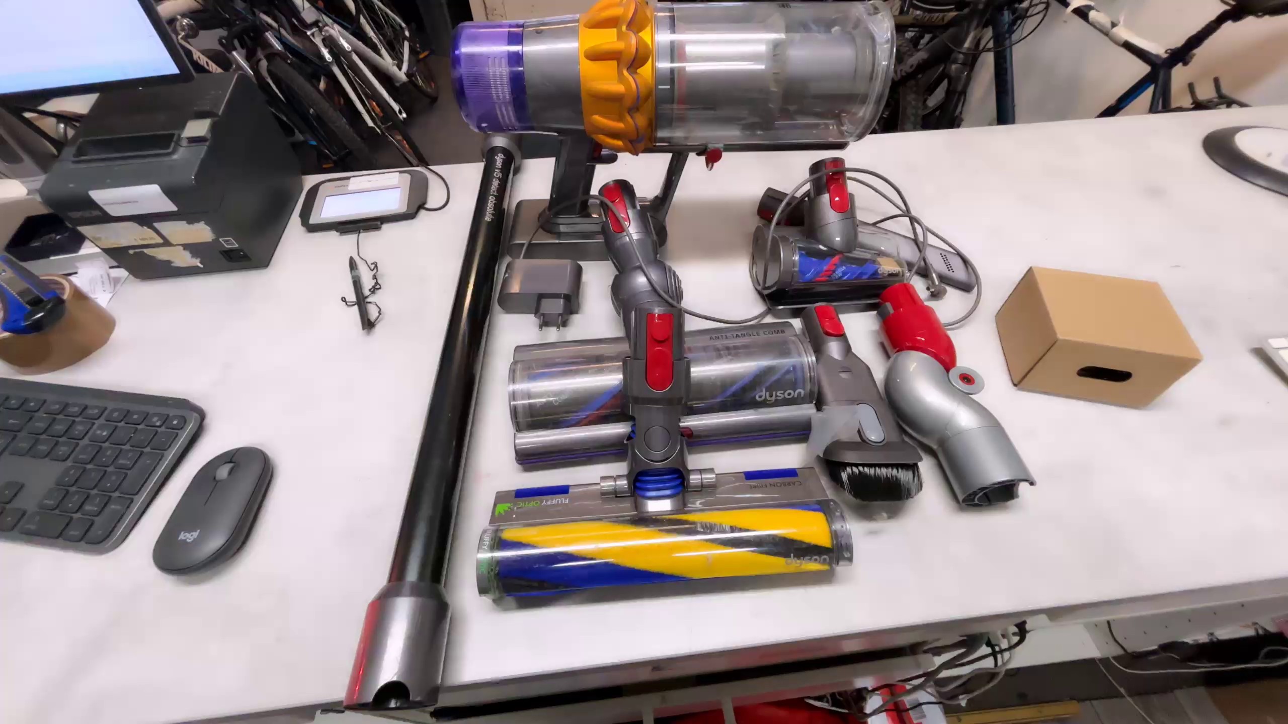 Dyson V15 Detect, Leistungsstarker Akkustaubsauger mit Ladegerät und 4 Zubehör-Aufsätzen. | Zustand: Gut – Bild 3