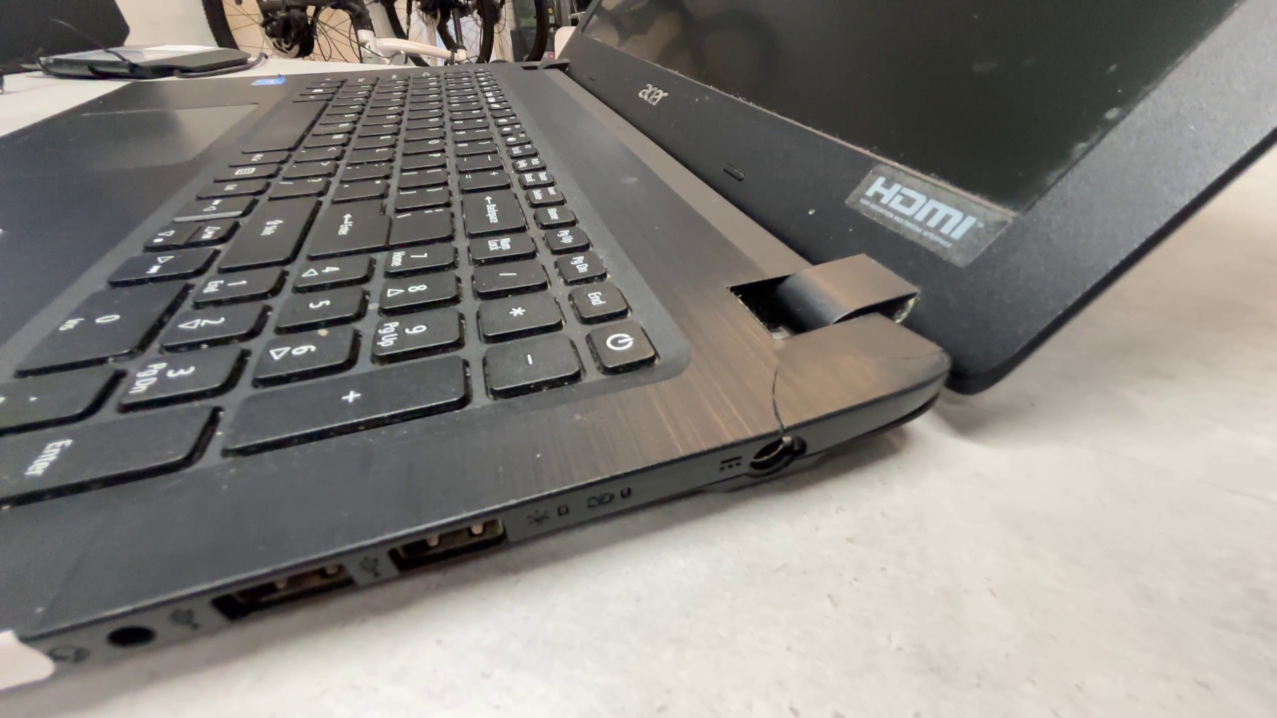 Acer Aspire 3 A315-32, Intel N4000 | 8GB RAM | 512GB HDD | 15.6" Display | Gehäuse gebrochen (Scharnierbereich) | Zustand: Gut – Bild 3