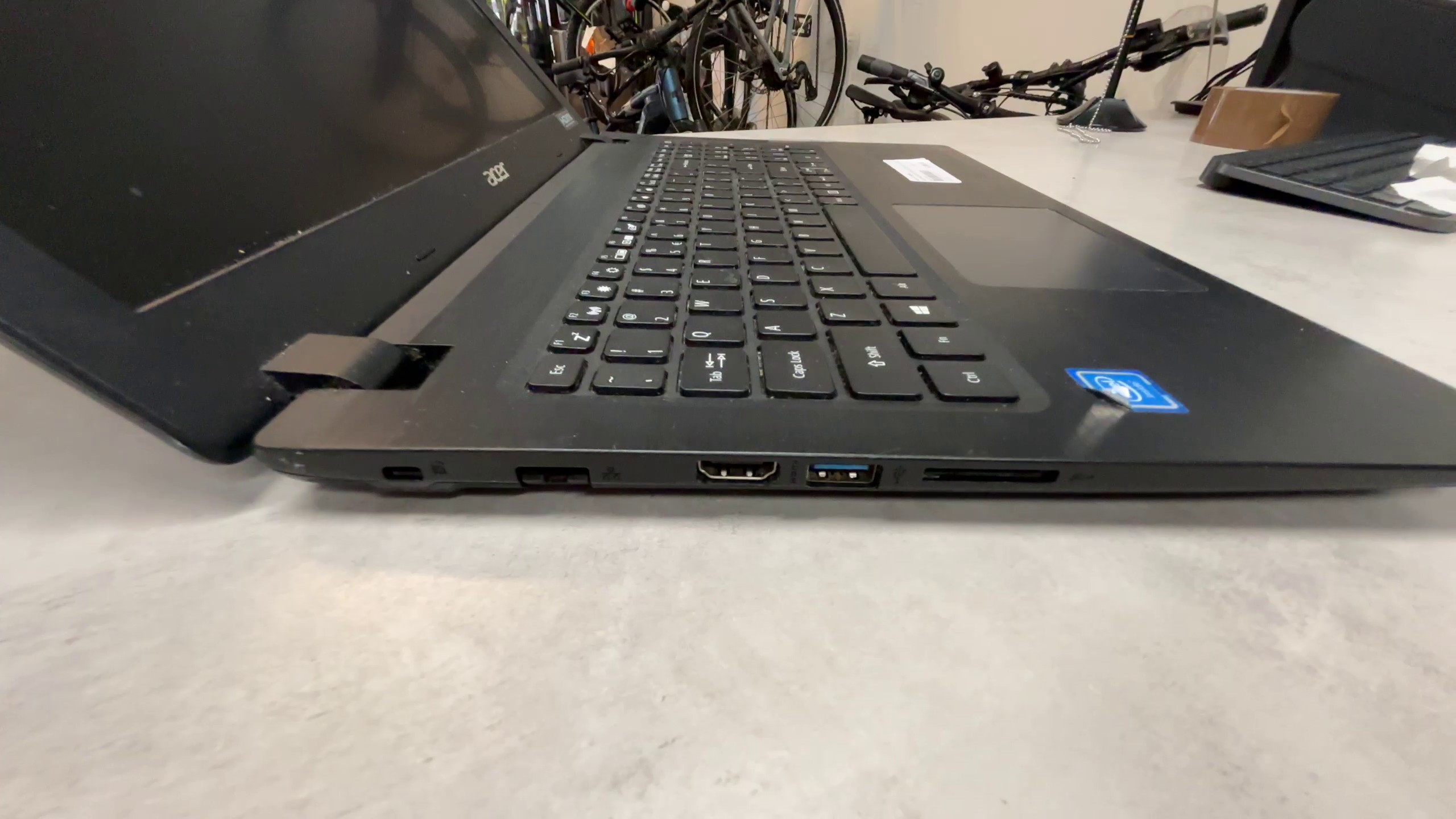 Acer Aspire 3 A315-32, Intel N4000 | 8GB RAM | 512GB HDD | 15.6" Display | Gehäuse gebrochen (Scharnierbereich) | Zustand: Gut – Bild 4