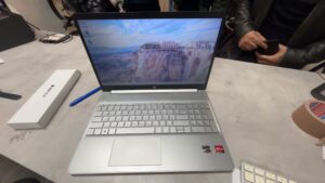 HP 15s-eq2800rg, 15.6" FHD, Ryzen 5 5500U, 8GB RAM, 512GB SSD, AMD Radeon, Win 11 Home, Silber. | Zustand: Gut