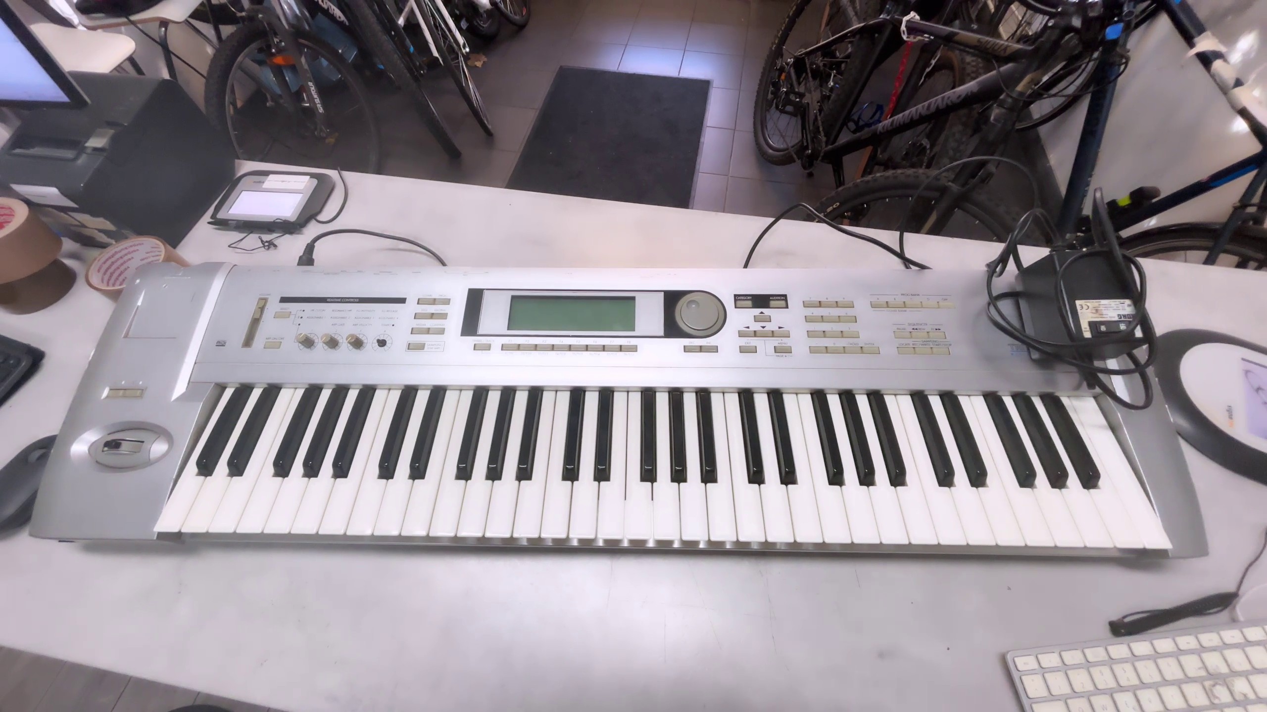 Korg Triton Le 61, 61-Tasten Workstation Synthesizer mit HI-Synthese-Engine, 16-Spur Sequencer und Dual-Arpeggiator. Inkl. Netzteil. | Zustand: Gut – Bild 2