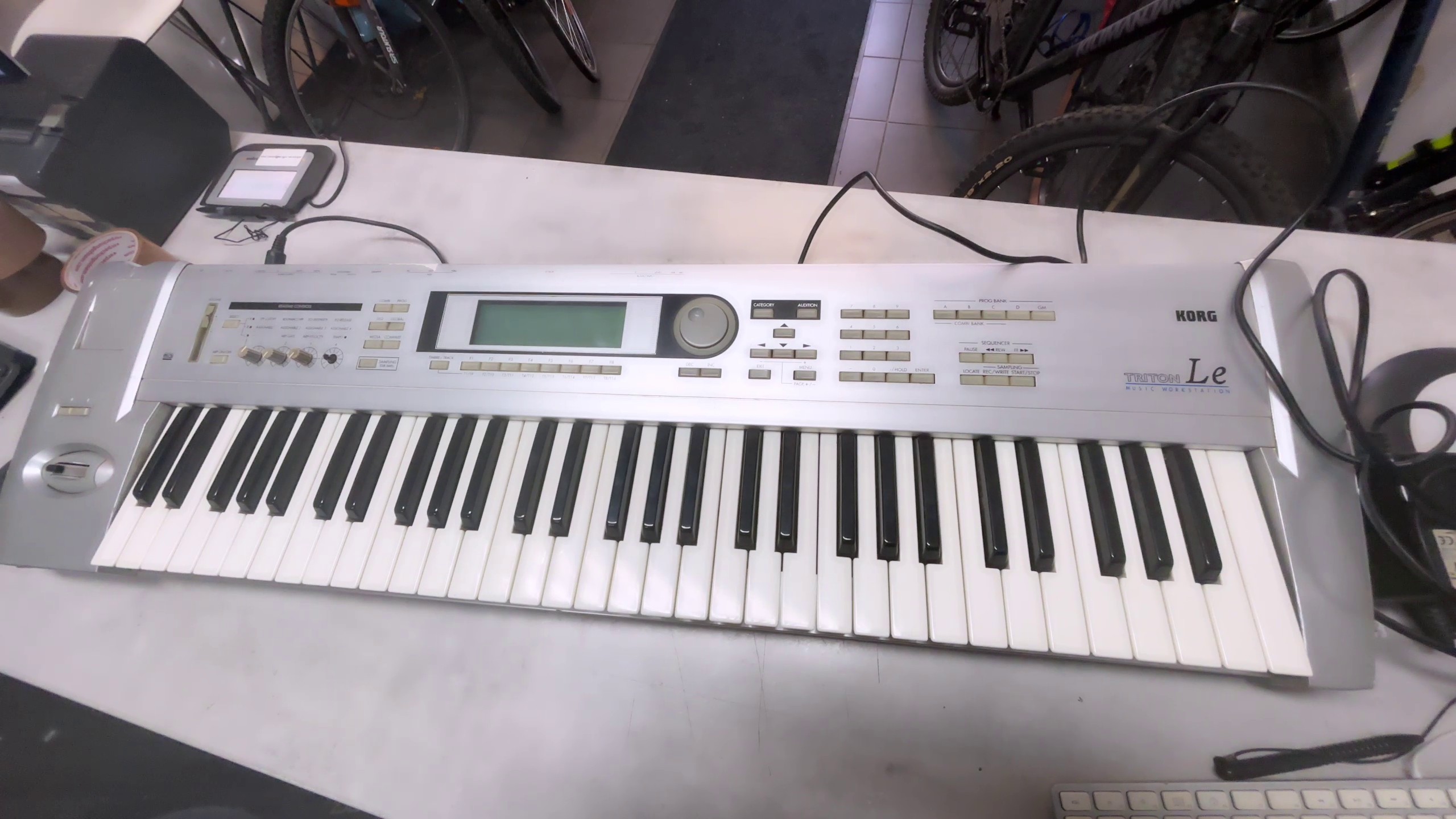 Korg Triton Le 61, 61-Tasten Workstation Synthesizer mit HI-Synthese-Engine, 16-Spur Sequencer und Dual-Arpeggiator. Inkl. Netzteil. | Zustand: Gut – Bild 3