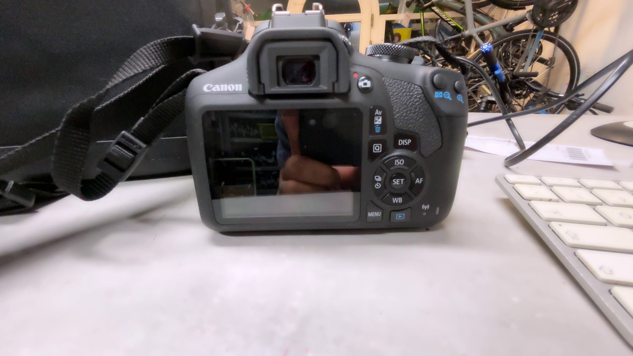 Canon EOS 2000D Kit, Inkl. EF-S 18-55mm IS II Objektiv, Ladegerät und Original Tasche. Ideal für Einsteiger. | Zustand: Sehr Gut – Bild 2