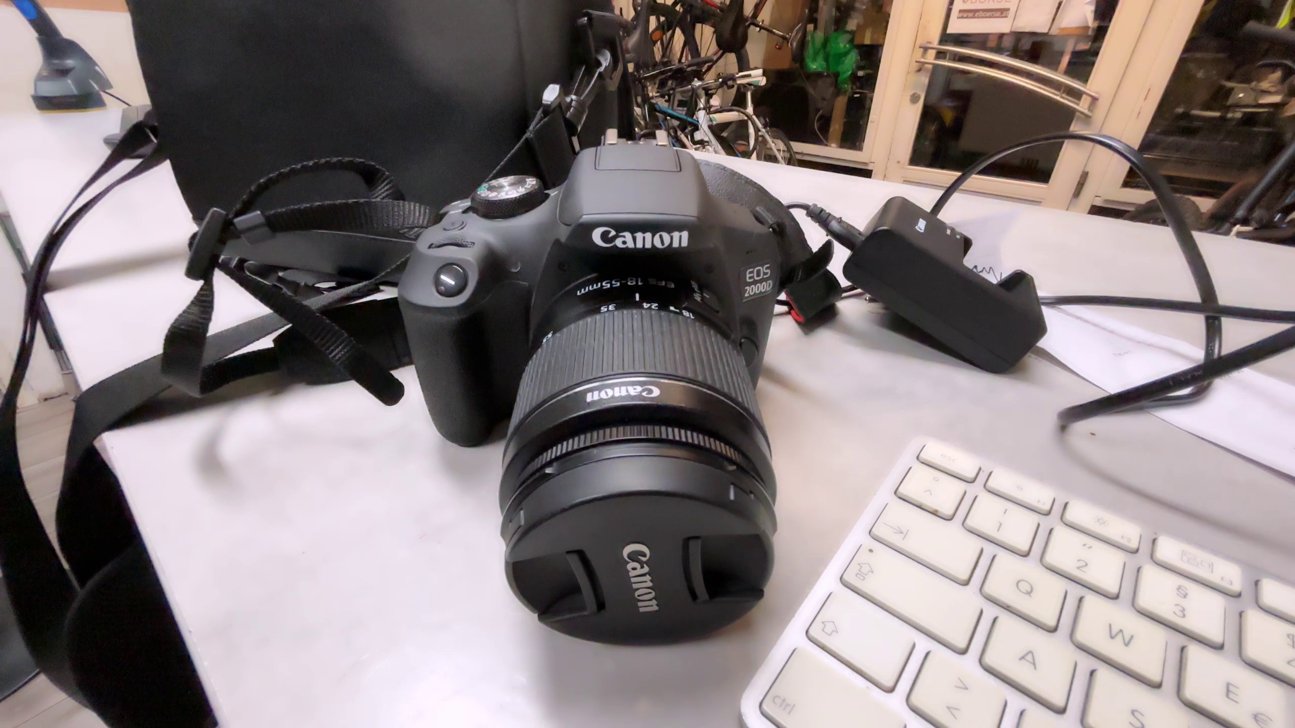 Canon EOS 2000D Kit, Inkl. EF-S 18-55mm IS II Objektiv, Ladegerät und Original Tasche. Ideal für Einsteiger. | Zustand: Sehr Gut – Bild 3