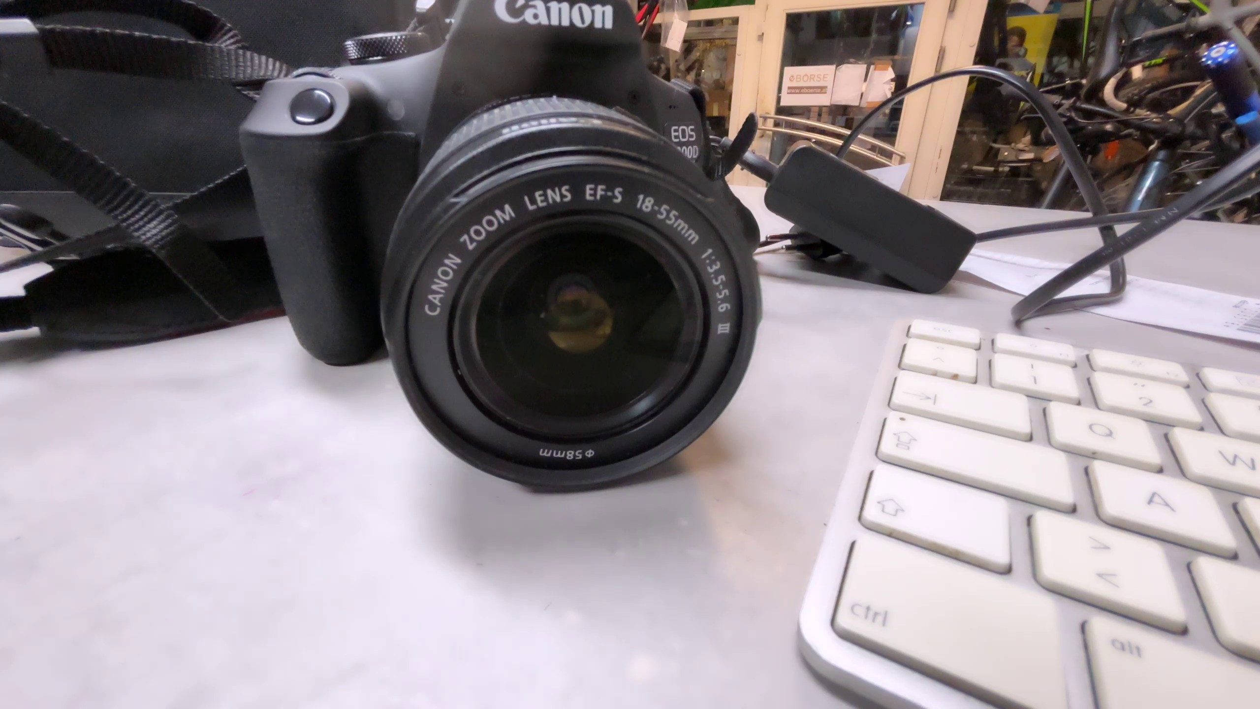 Canon EOS 2000D Kit, Inkl. EF-S 18-55mm IS II Objektiv, Ladegerät und Original Tasche. Ideal für Einsteiger. | Zustand: Sehr Gut – Bild 4