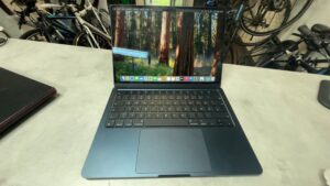Macbook Air M2 2022 A2681 | 16 GB RAM |  256GB SSD |  ZYKLEN 8 |  AKKU Kapzität 100% | Zustand: Sehr Gut