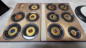 Falco Goldmünzen Komplett-Satz, 11x 1 | 200 oz Feingold 999 | 1000, Schallplatten-Design, Farbveredelung, inkl. Sammelalbum. | Zustand: Wie Neu