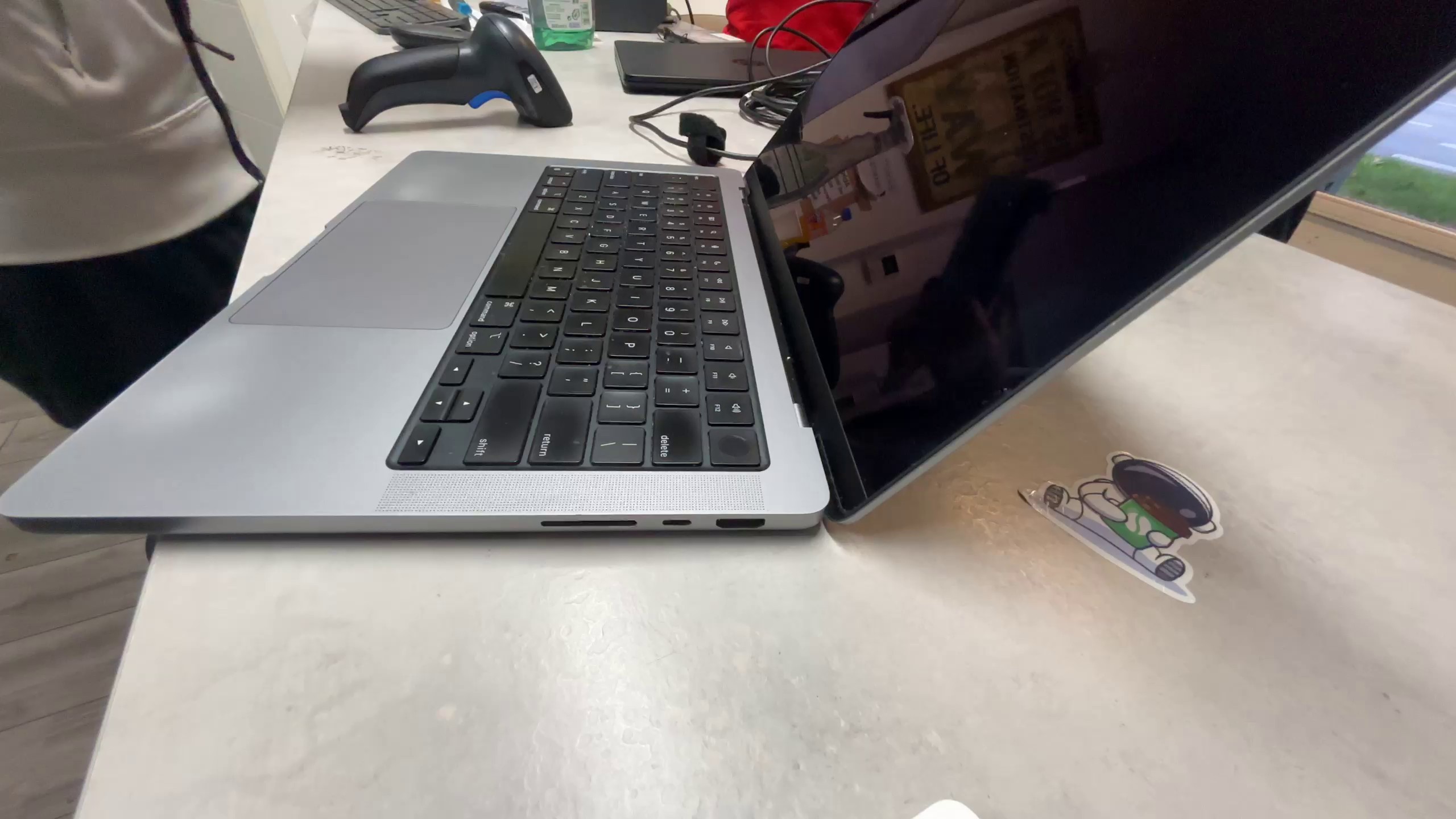 MacBook Pro 14" M1 Pro A2442, 2021, 16GB | 512GB SSD, Akku 87% | 256 Zyklen | Zustand: Gut – Bild 3