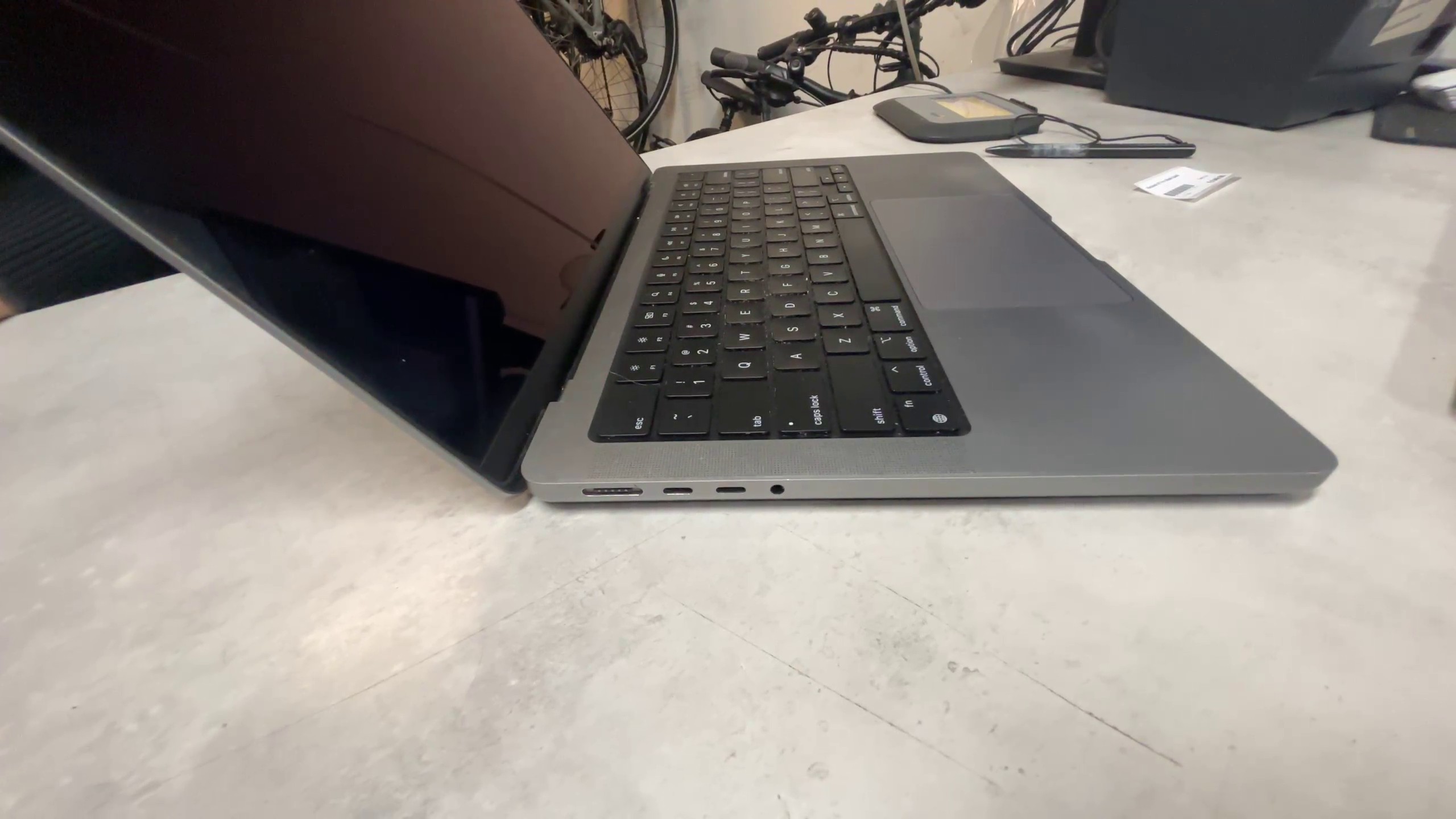 MacBook Pro 14" M1 Pro A2442, 2021, 16GB | 512GB SSD, Akku 87% | 256 Zyklen | Zustand: Gut – Bild 4