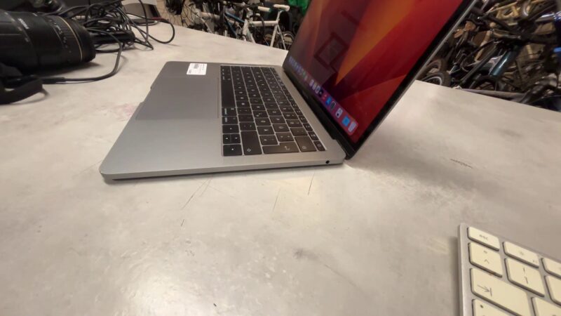 Apple MacBook Pro 2017 A1708, mit Ladegerät | Zustand: In Ordnung – Bild 2