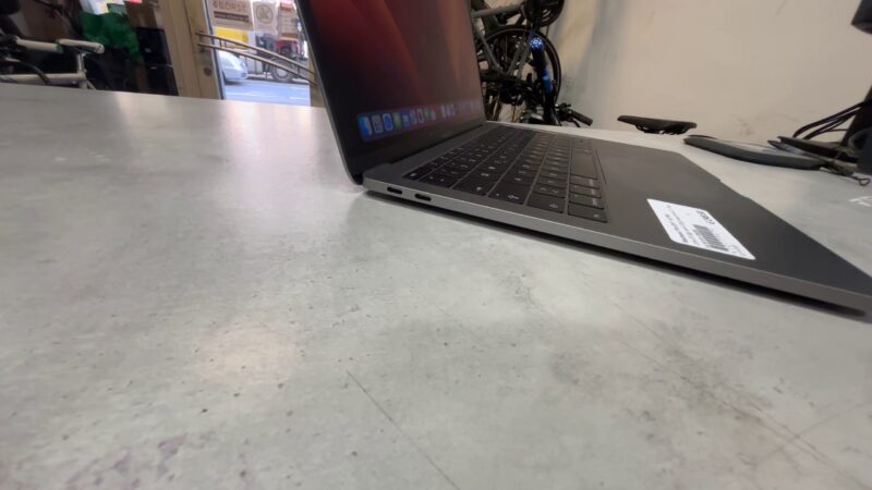 Apple MacBook Pro 2017 A1708, mit Ladegerät | Zustand: In Ordnung – Bild 3