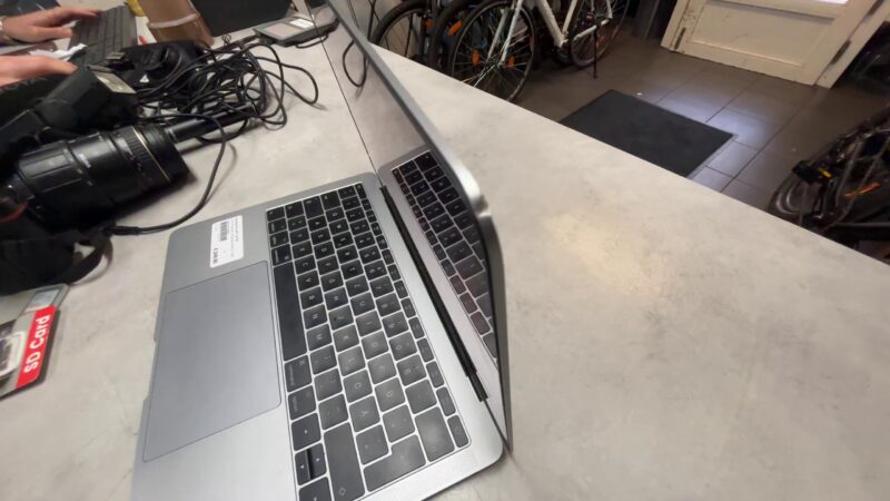 Apple MacBook Pro 2017 A1708, mit Ladegerät | Zustand: In Ordnung – Bild 4