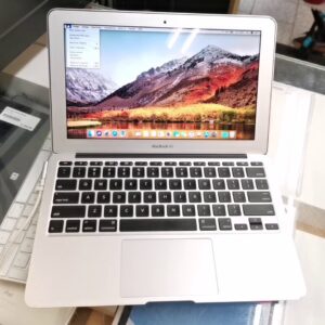 MacBook Air 11" Core i5 (Mid 2011), 2 GB RAM, 64 GB SSD. Inkl. Ladegerät. Netzteil mit leichter Verfärbung. | Zustand: Sehr Gut