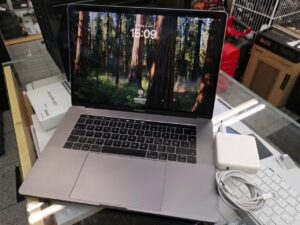 Macbook Pro 15 Zoll 2016 Core Intel Core I7   |  16.00 GB 512 GB SSD.Ladezyklen 438 Mit Ladegerät  | Zustand: Gut