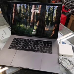 Macbook Pro 15 Zoll 2016 Core Intel Core I7   |  16.00 GB 512 GB SSD.Ladezyklen 438 Mit Ladegerät  | Zustand: Gut