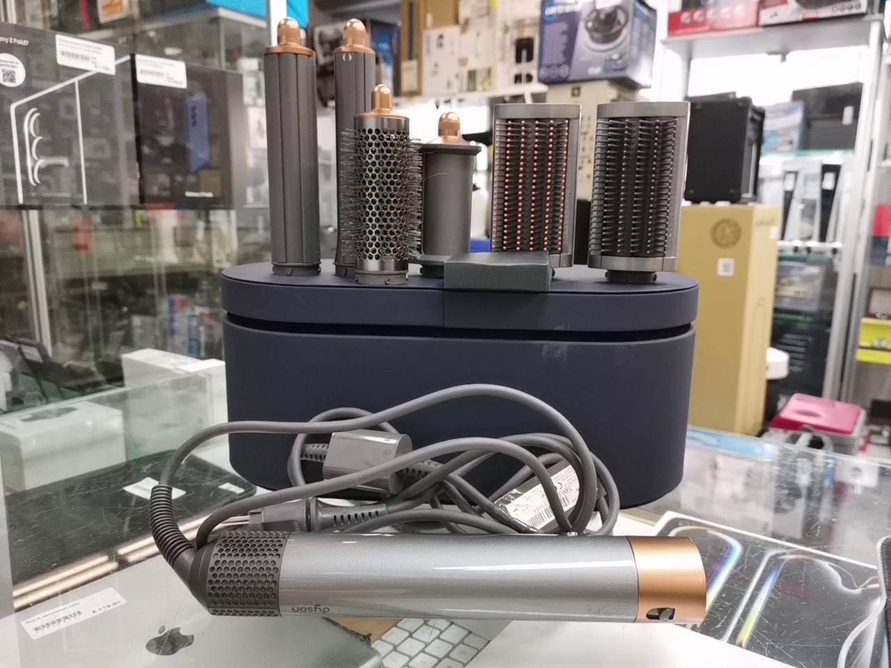 Dyson Airwrap Haarstyler, Inklusive Reisetasche | Hülle und verschiedenen Styling-Aufsätzen. | Zustand: Sehr Gut