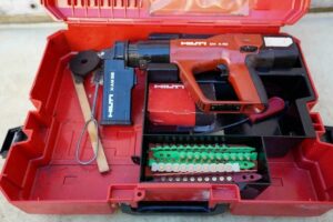 Hilti DX A40, Bolzensetzgerät mit X-AM 32 Magazin, Koffer, Reinigungsset, Nägeln und Kartuschen. Gebraucht, leichte Gebrauchsspuren. | Zustand: Gut