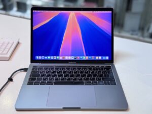 Apple Macbook Pro 2019 13 Zoll Touchbar  | Core i5  |  8GB Ram  |  256GB SSD  |  MacOS Sequoia 15.5  |  119 Ladezyklen  |  Arabische Tastatur  |  Ladegerät nicht Original | Zustand: In Ordnung
