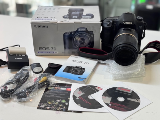 Canon Eos 7d Kamera mit Tamron SP 70-300mm | Mit Verpackung | Anleitung | Ladegerät | 3 Akkus | Batteriegrieff | Zustand: Sehr Gut