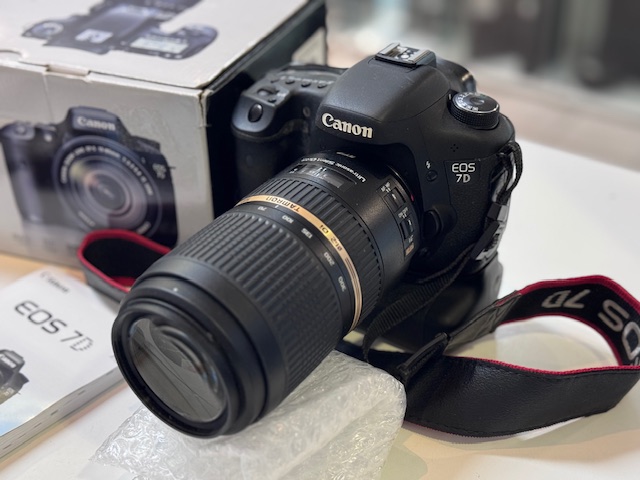 Canon Eos 7d Kamera mit Tamron SP 70-300mm | Mit Verpackung | Anleitung | Ladegerät | 3 Akkus | Batteriegrieff | Zustand: Sehr Gut – Bild 2
